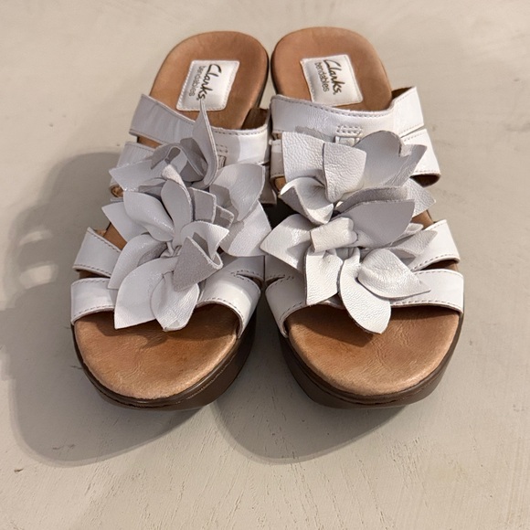 Clarks Merliah Raelyn Women's White Leather Bendable Floral Sandals size 9 - Picture 3 of 11
